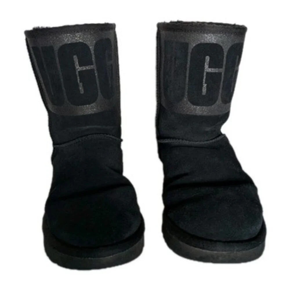 UGG Classic Short Sparkle Graphic Logo Black Suede Fur Boots Size 9 S/N Womens